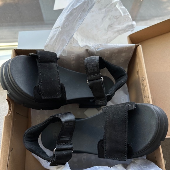 UGG Ashton Lug Sandal in Black (size 8.5) - Picture 5 of 8